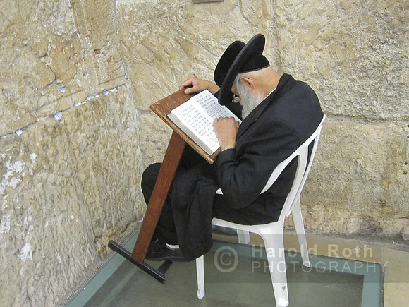 wall_praying01_hr