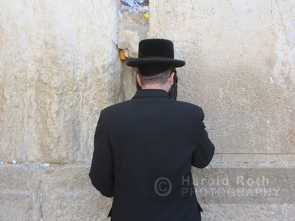 wall_praying02_hr