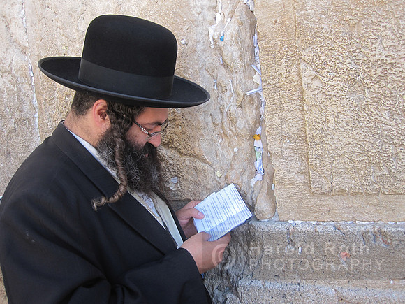 wall_praying03_hr