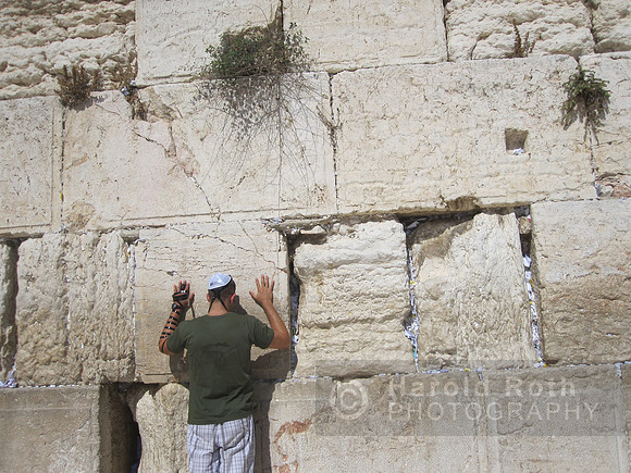wall_praying08_hr