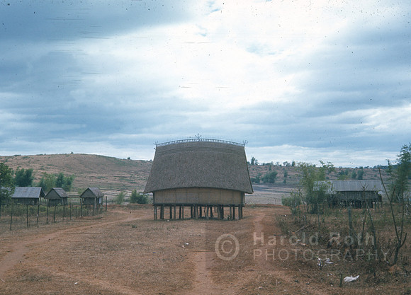 vn_monagnyard_hut01_hr