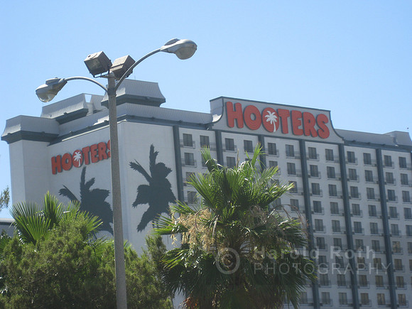hooters_lamp01_hr