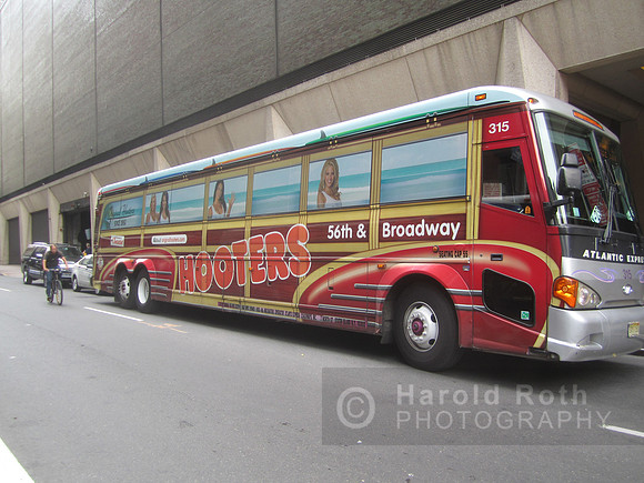 hooters_bus01_hr