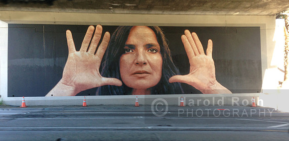 101_tunnel_mural_woman01